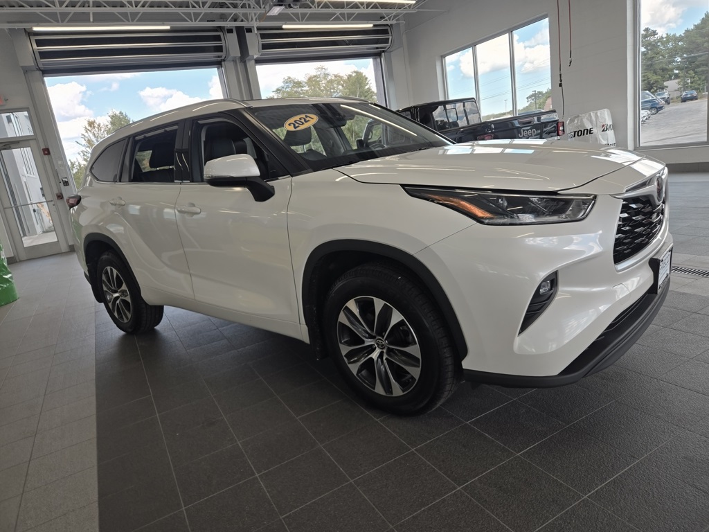 2021 Toyota Highlander XLE photo 3