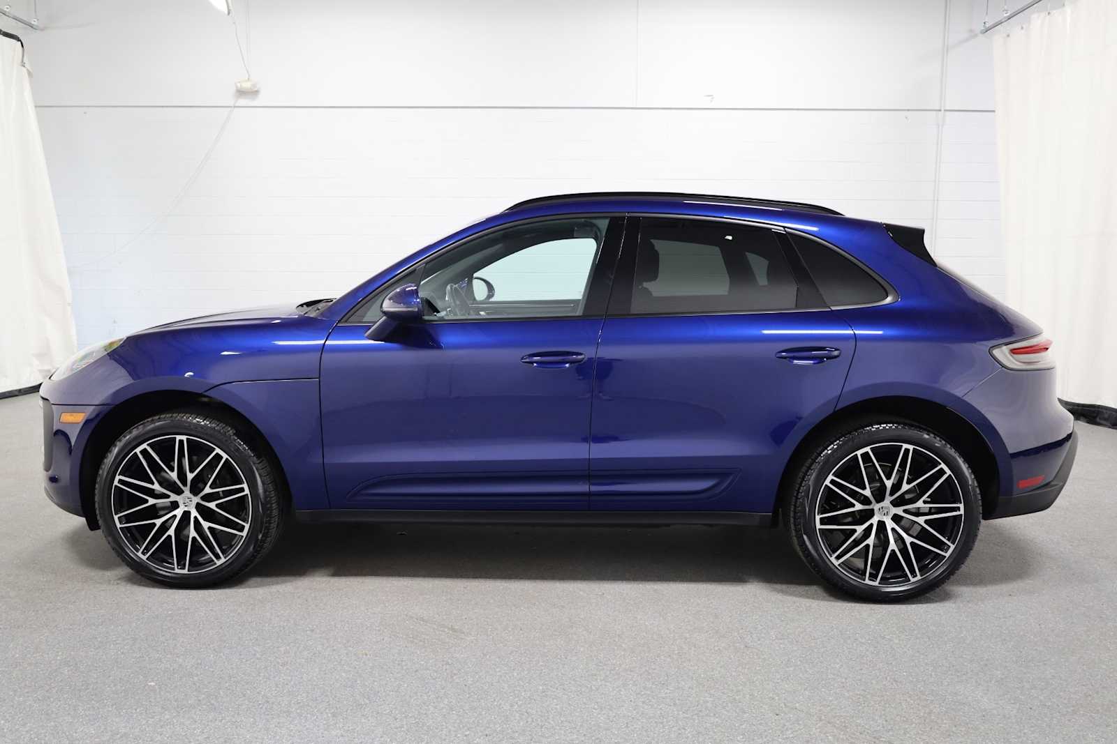 2025 Porsche Macan T photo 2