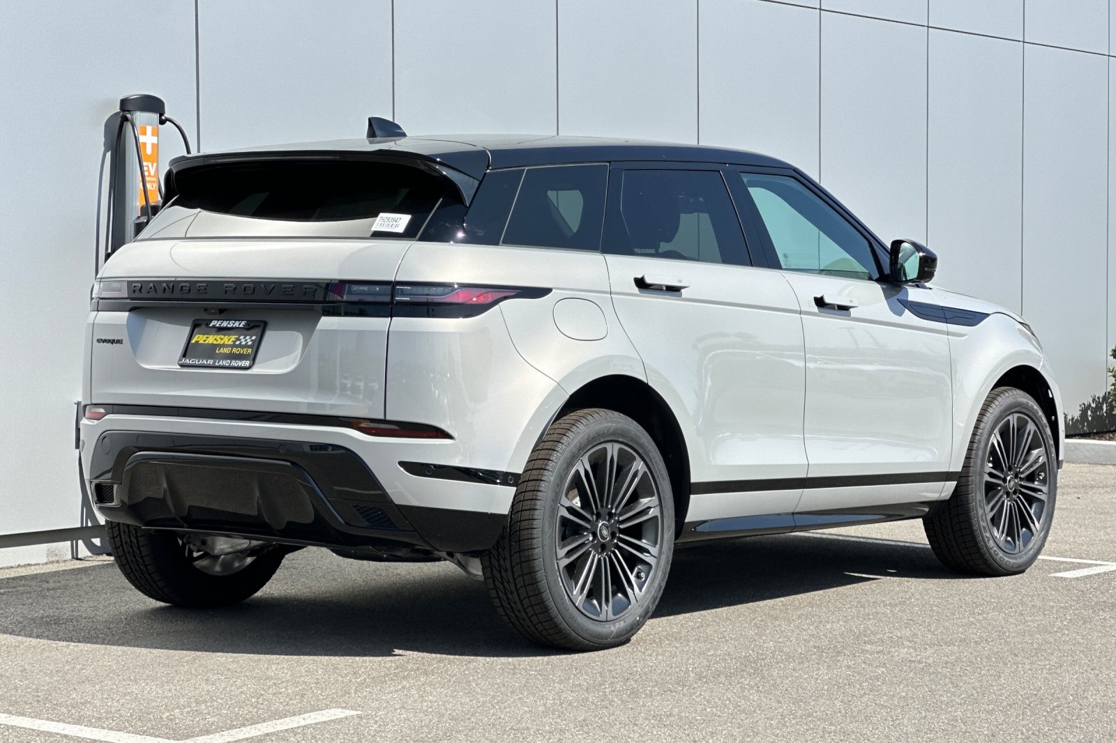 2026 Land Rover Range Rover Evoque Dynamic SE photo 4