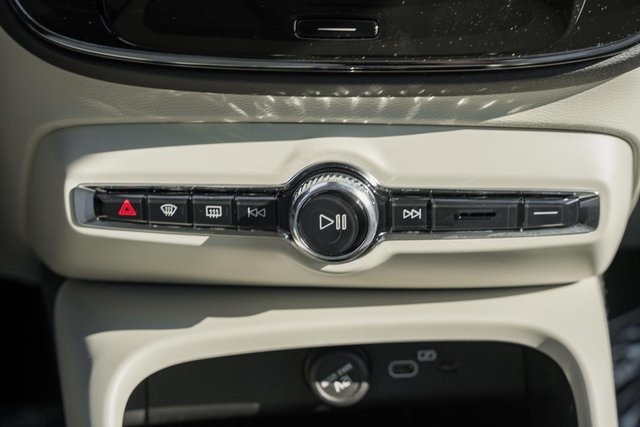 2026 Volvo XC40 AWD photo 17