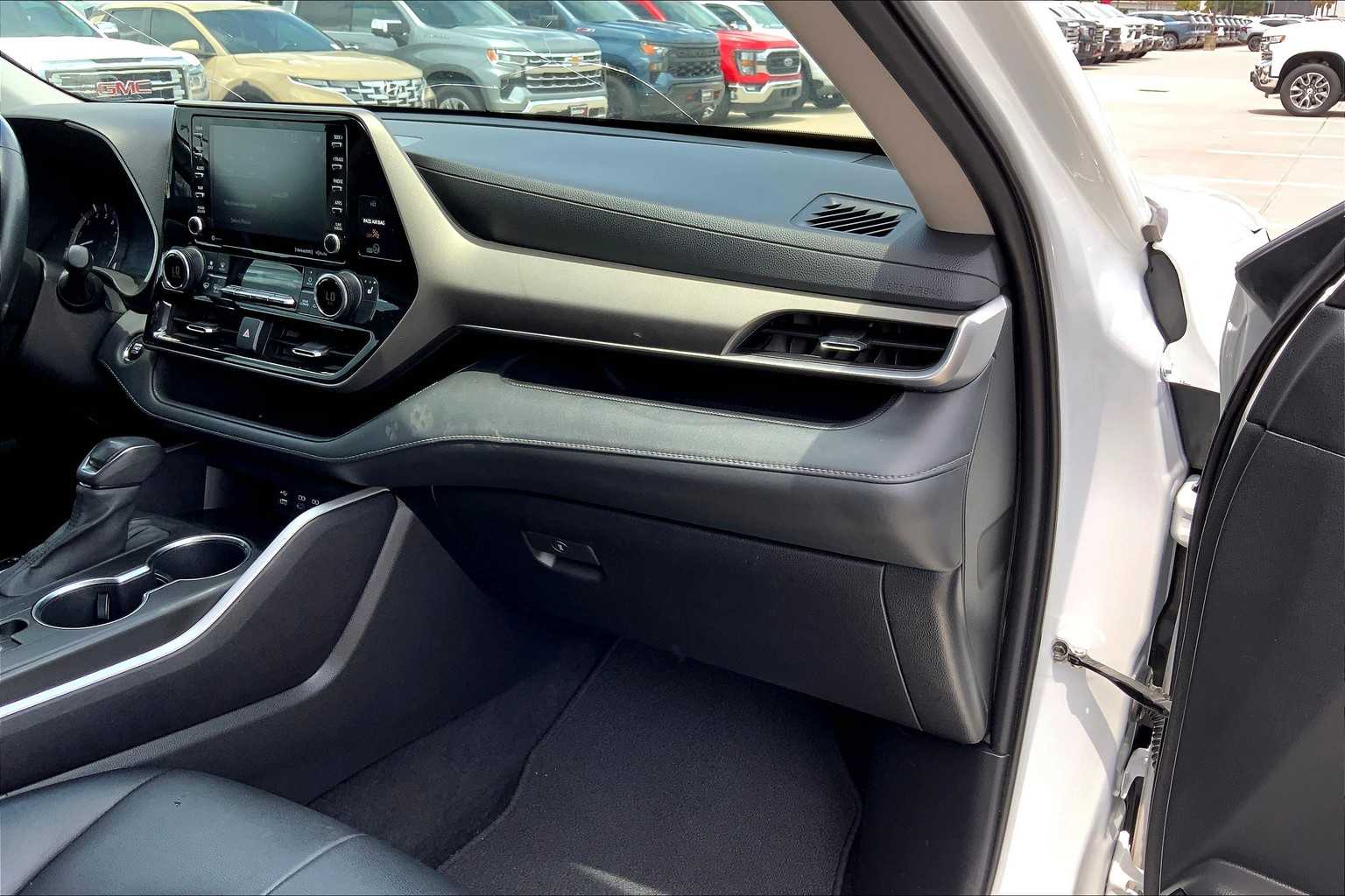 2022 Toyota Highlander XLE photo 16