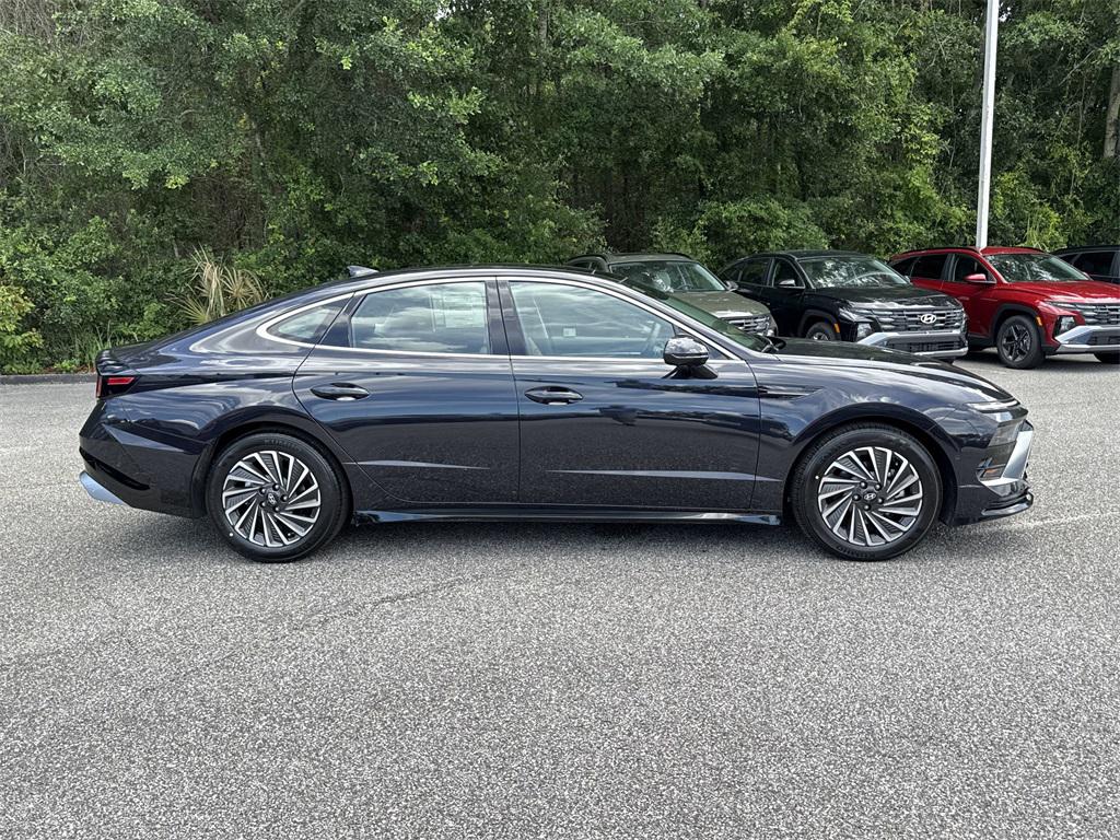 2025 Hyundai Sonata Hybrid Limited photo 2