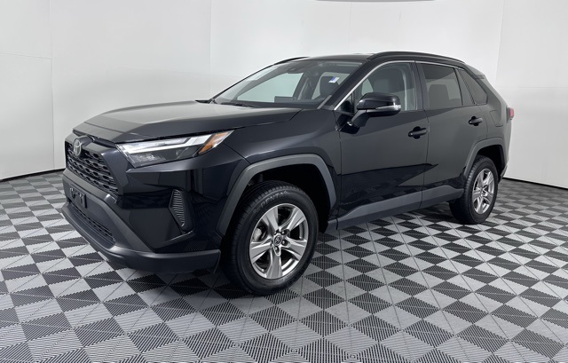 2023 Toyota RAV4 XLE photo 3