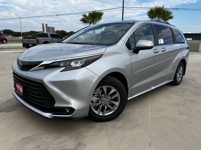 2025 Toyota Sienna XLE photo 2