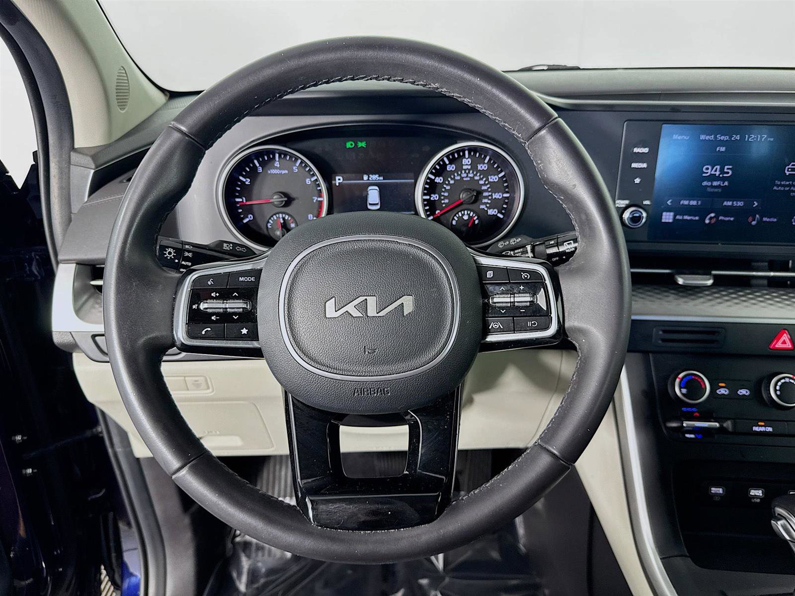 2024 Kia Carnival LX photo 12