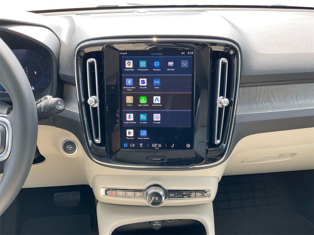 2024 Volvo XC40 Plus photo 12