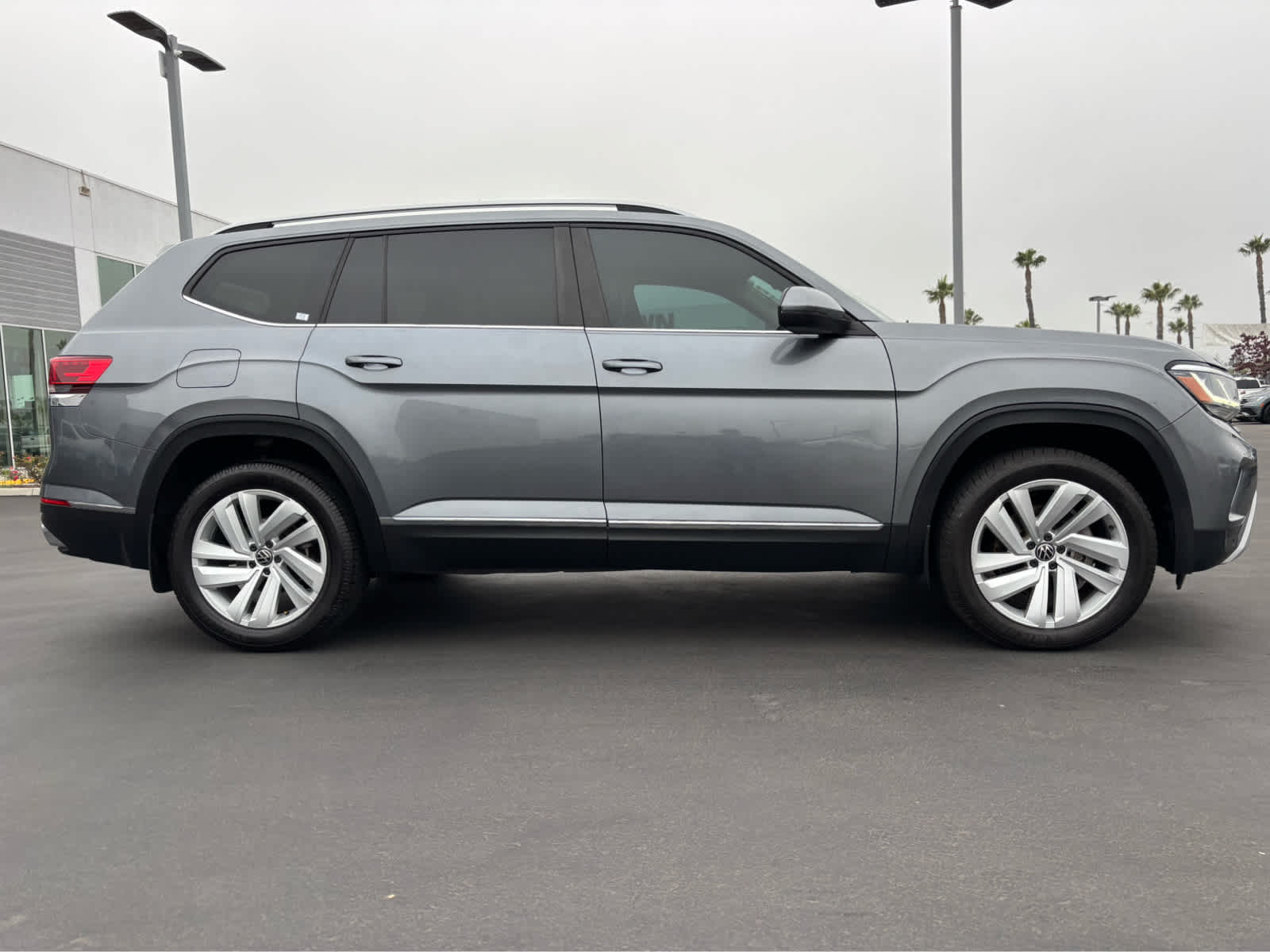 2021 Volkswagen Atlas SEL photo 2