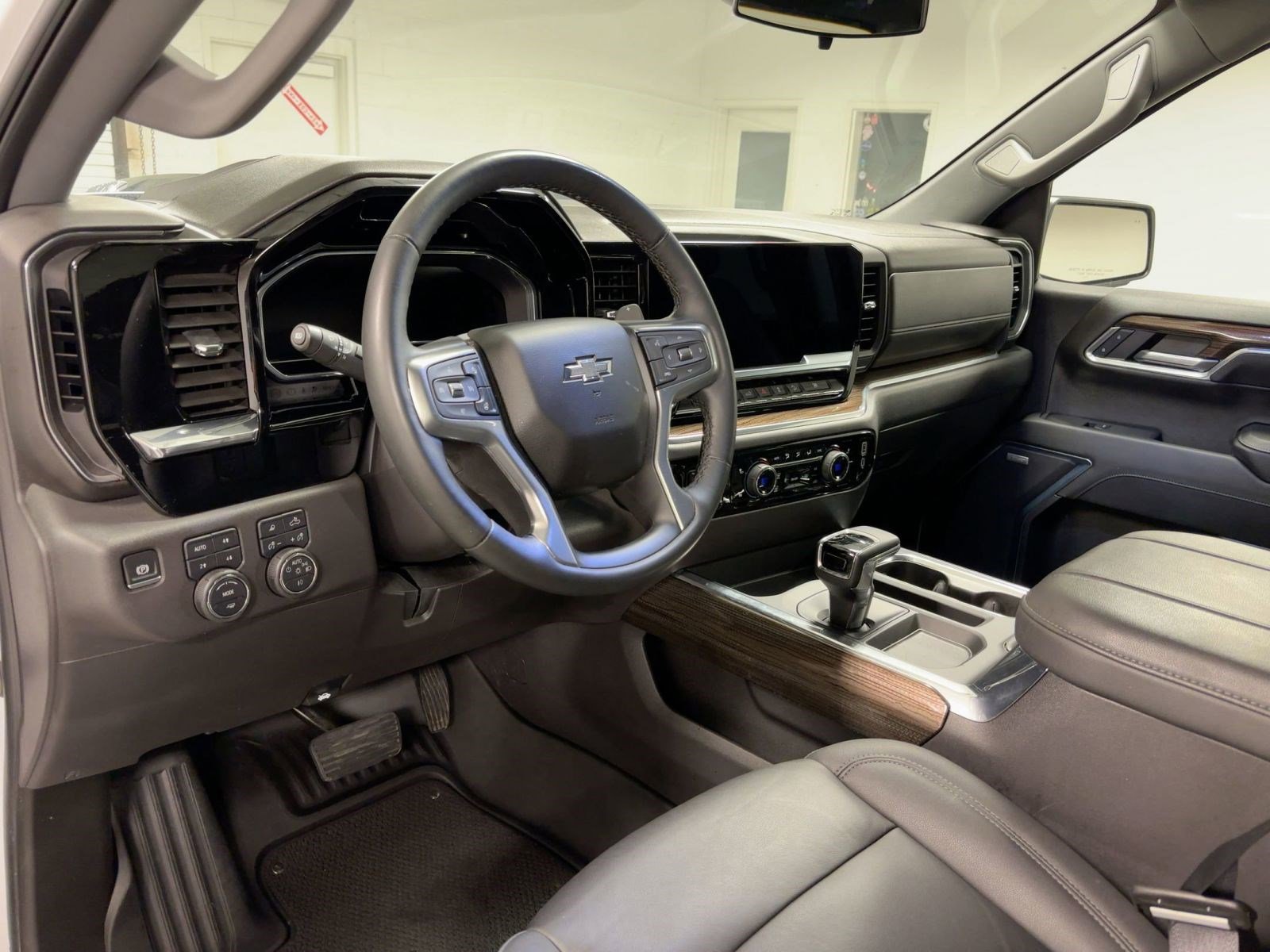 2024 Chevrolet Silverado 1500 LT Trail Boss photo 3