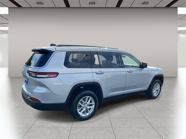 2025 Jeep Grand Cherokee Laredo photo 3
