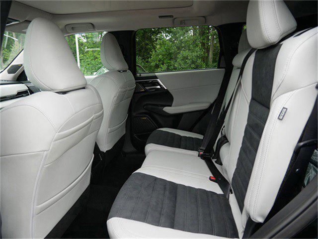 2025 Mitsubishi Outlander SE photo 4
