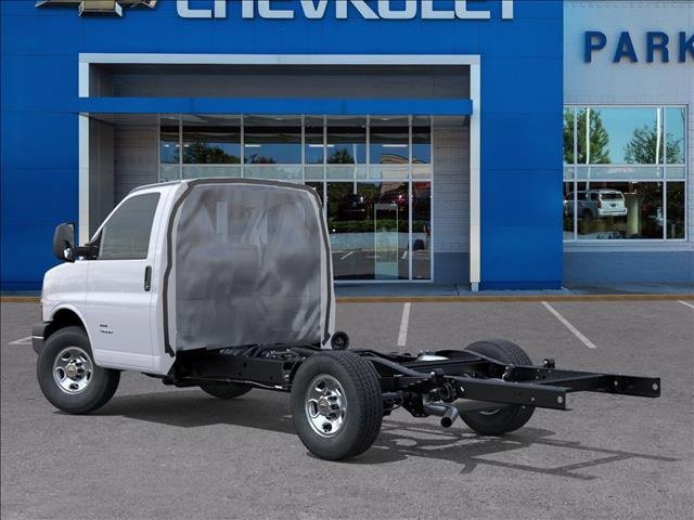 2025 Chevrolet Express Cutaway 3500 photo 2