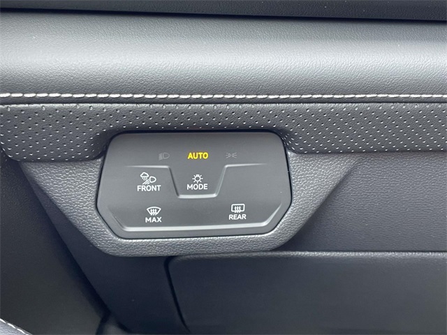 2025 Volkswagen Atlas Cross Sport SEL R-Line photo 30