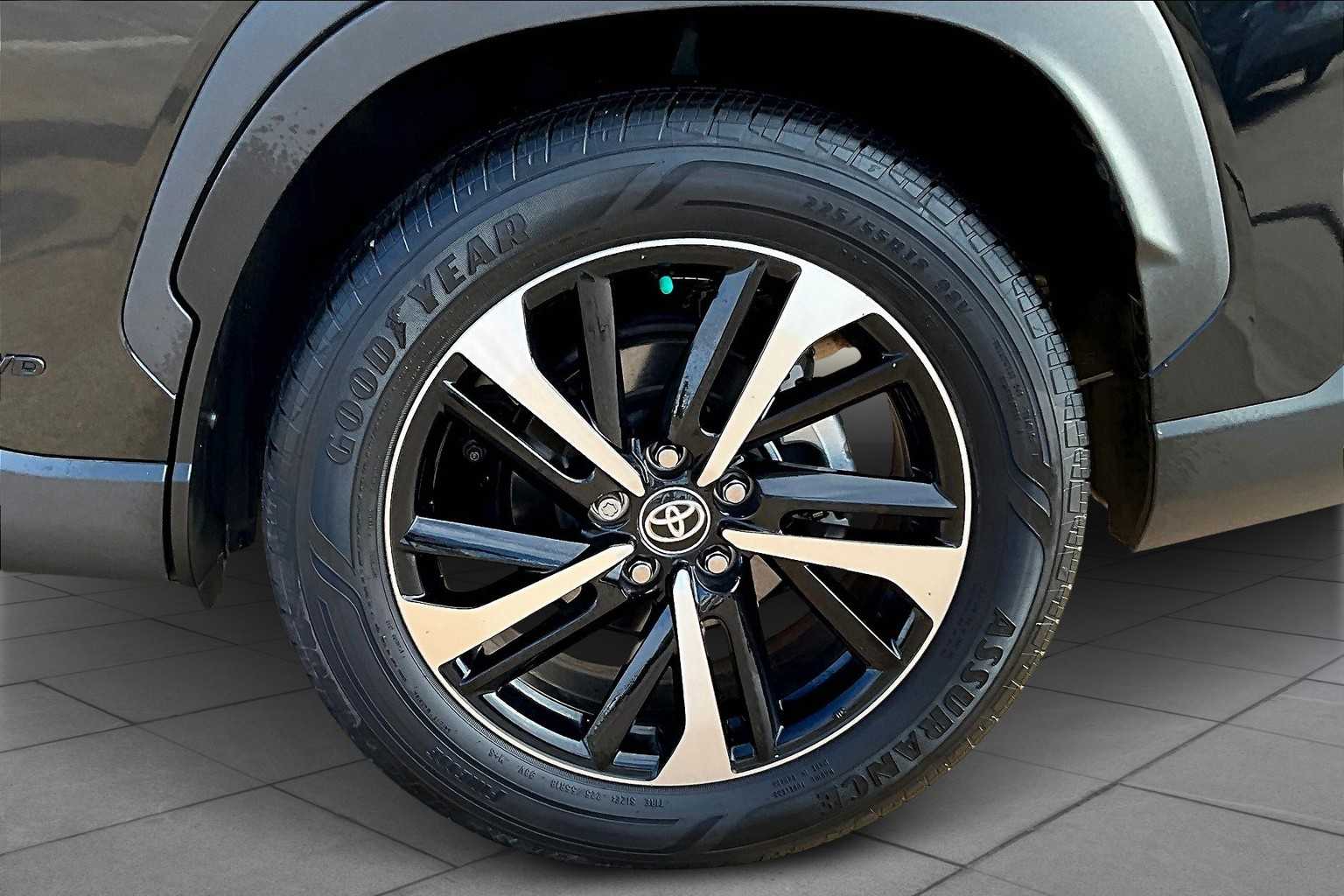 2023 Toyota Corolla Hybrid XSE photo 9