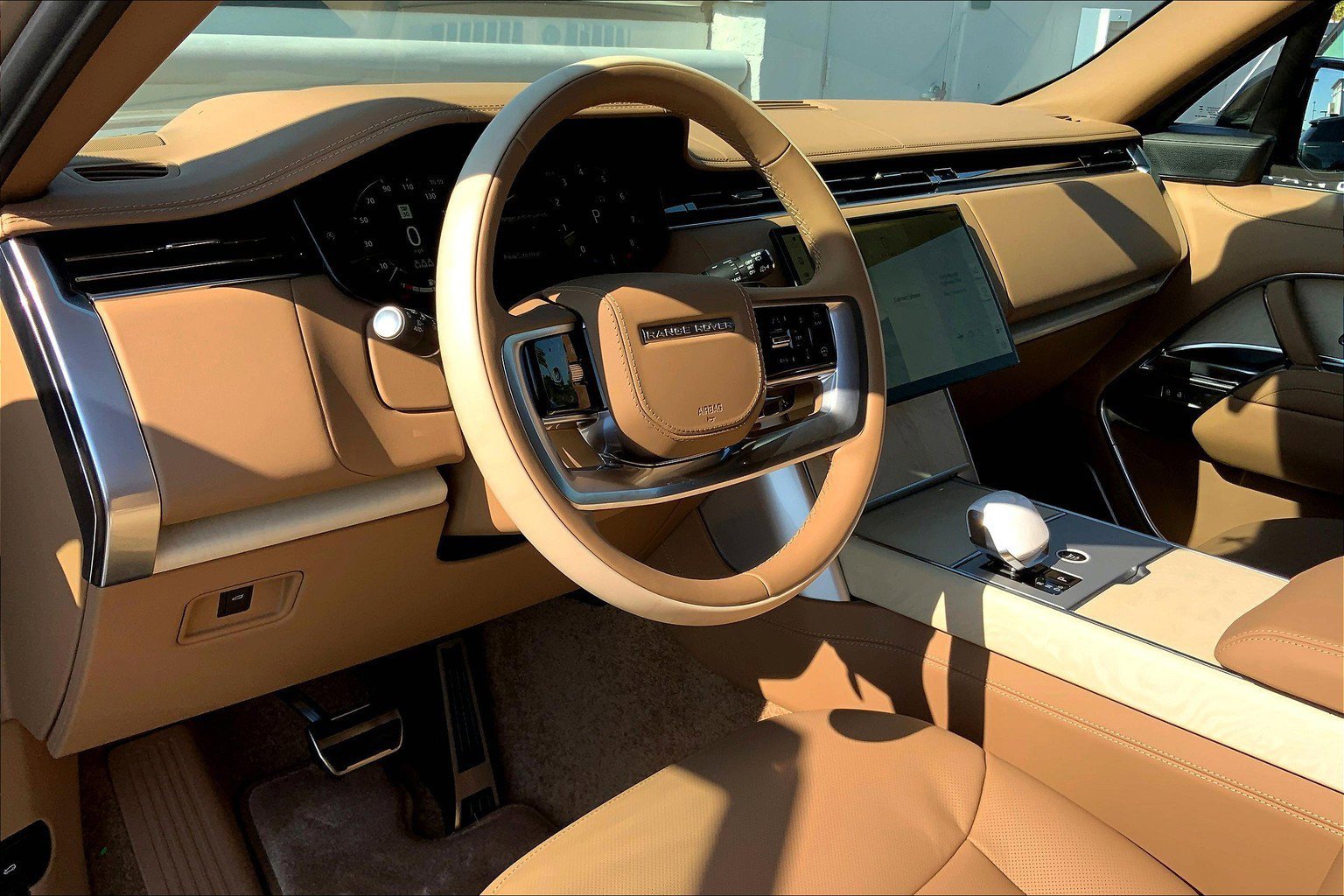 2025 Land Rover Range Rover SV photo 4