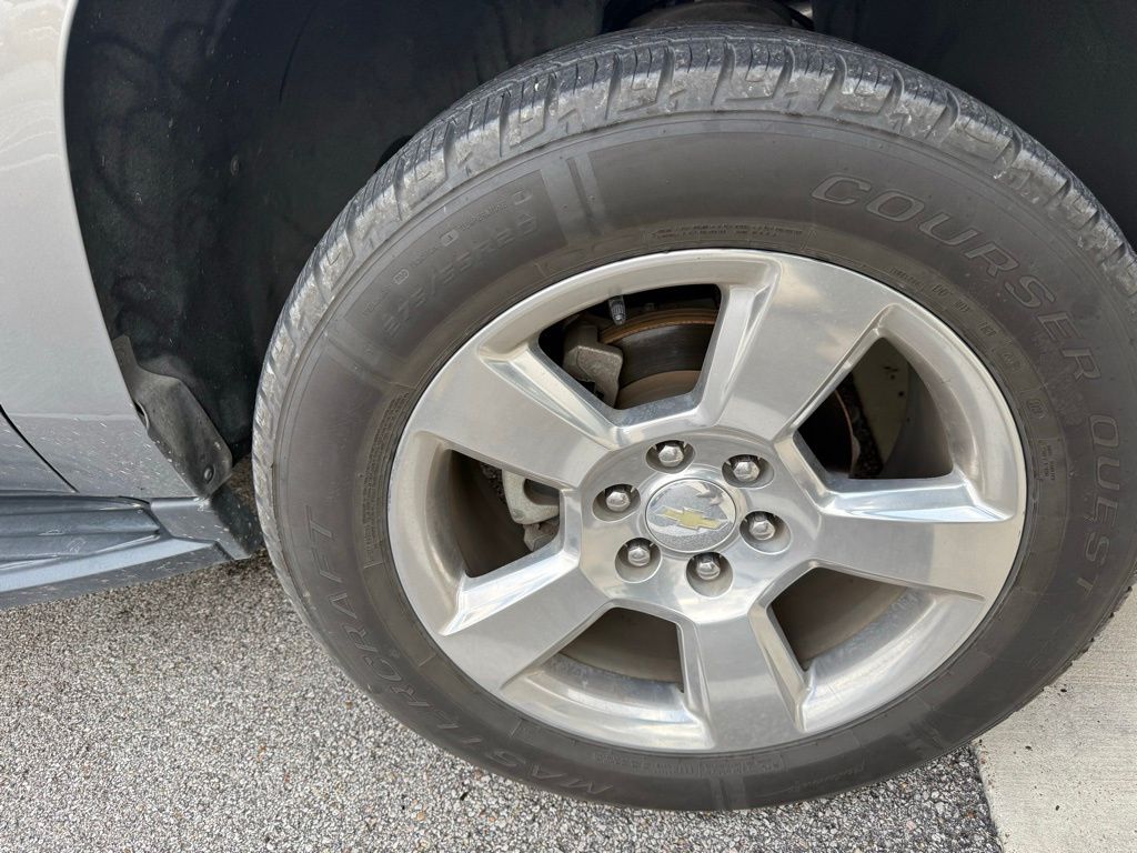 2017 Chevrolet Suburban LT photo 2