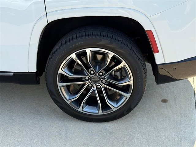 2023 Jeep Grand Wagoneer III photo 8