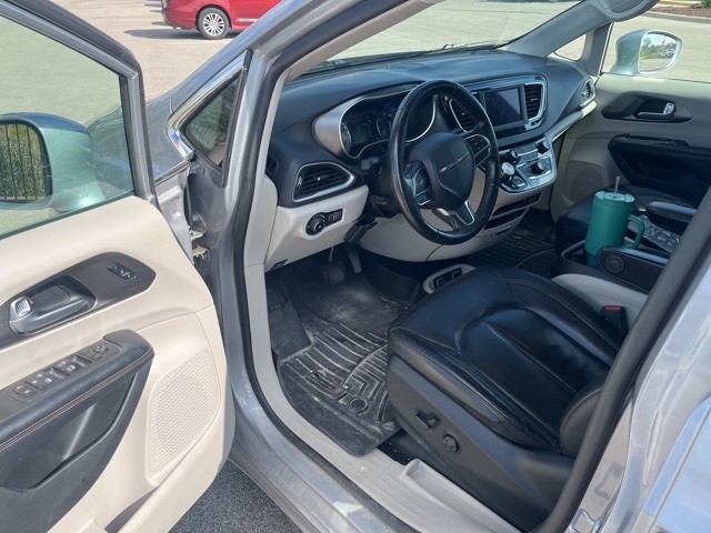 2020 Chrysler Pacifica Touring L photo 3