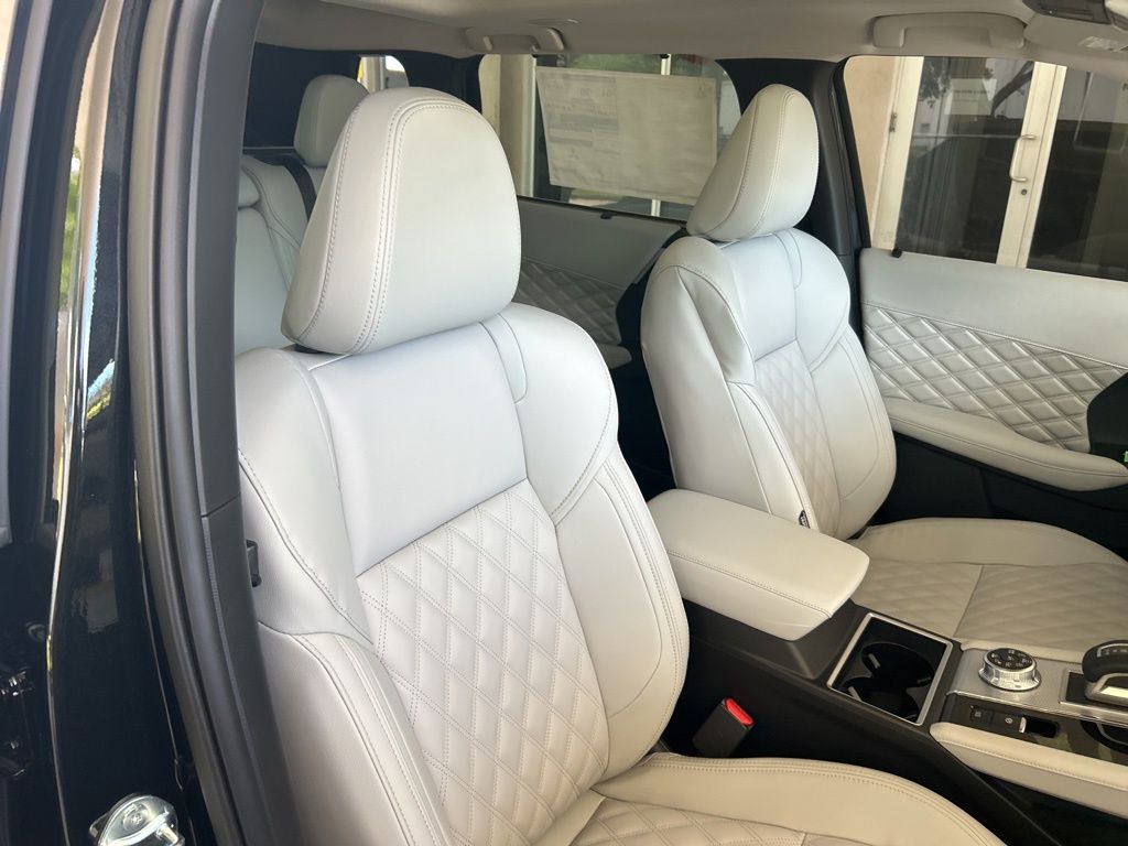 2025 Mitsubishi Outlander PHEV SEL Platinum photo 26