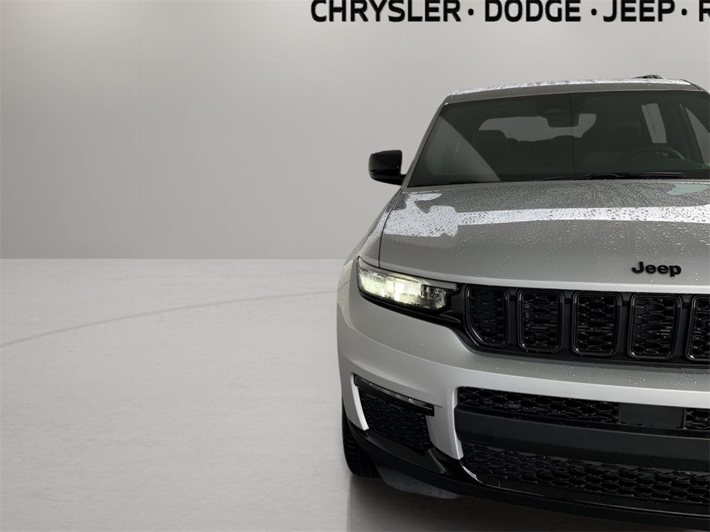 2025 Jeep Grand Cherokee Limited photo 3