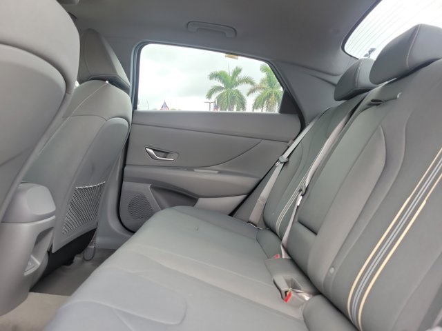 2025 Hyundai Elantra SEL Convenience photo 7