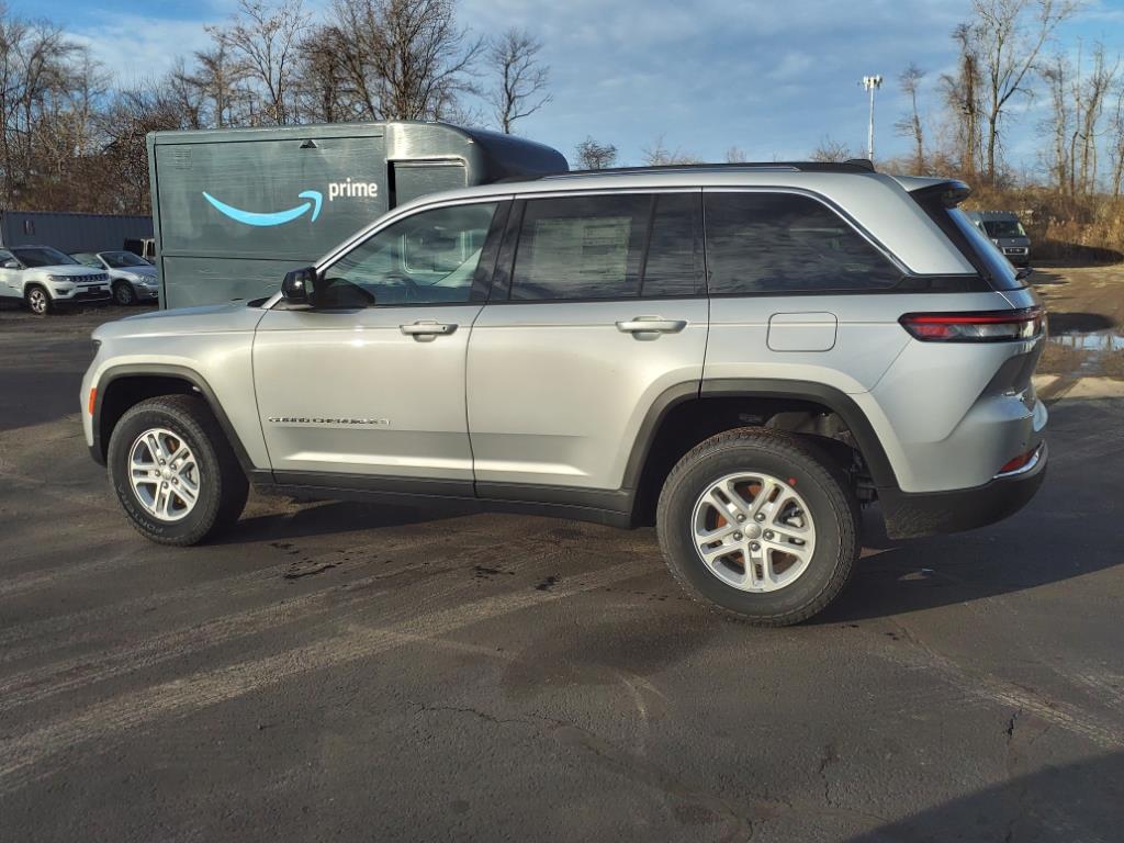 2024 Jeep Grand Cherokee Laredo photo 4
