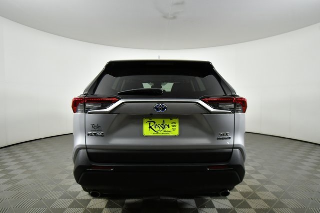 2021 Toyota RAV4 Hybrid XLE photo 11