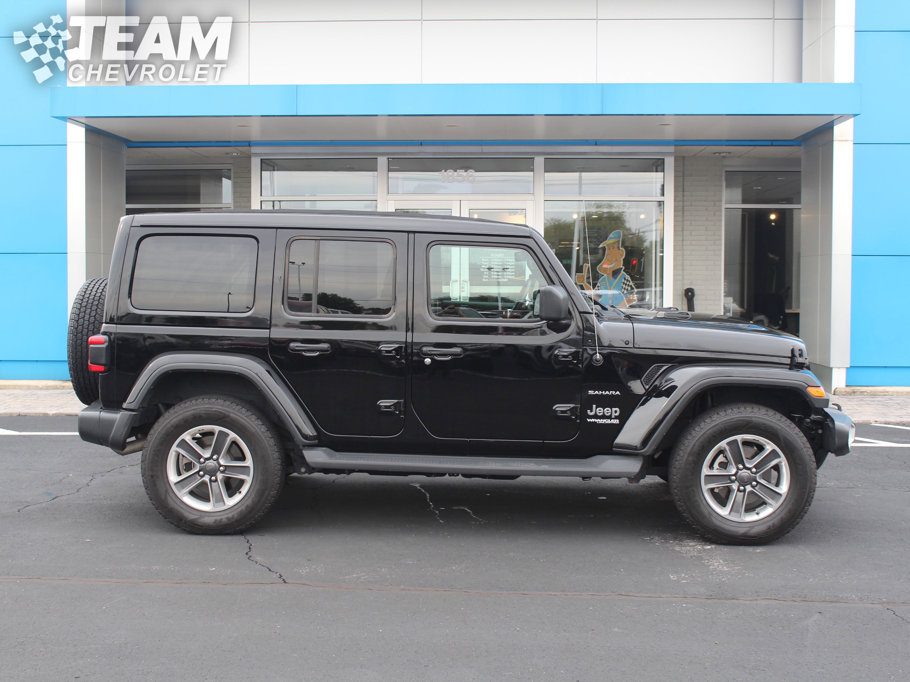 2022 Jeep Wrangler Unlimited Sahara photo 2
