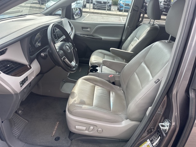 2016 Toyota Sienna XLE photo 7