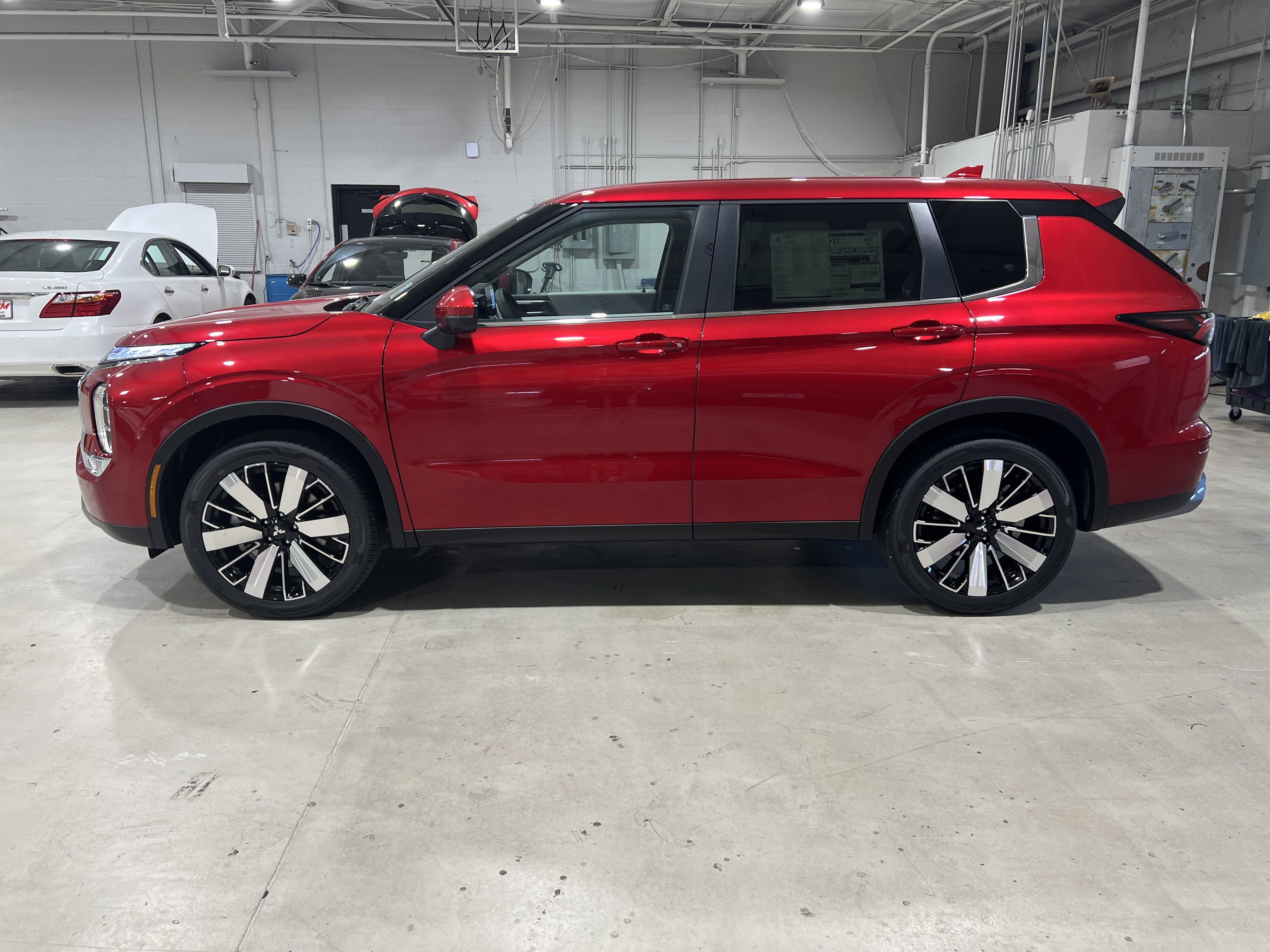 2025 Mitsubishi Outlander SE photo 2