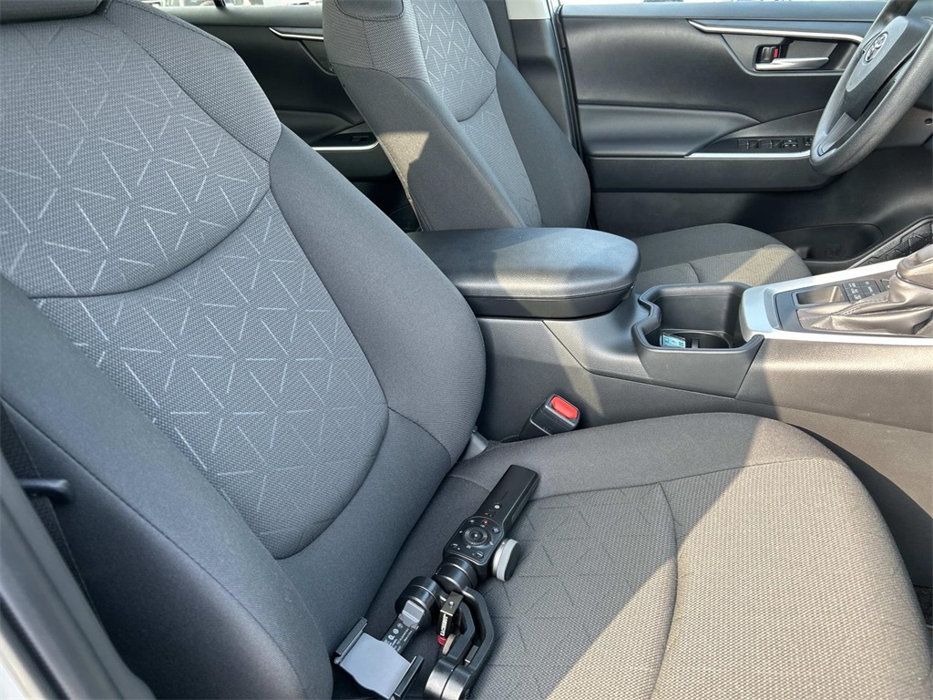 2024 Toyota RAV4 XLE photo 22