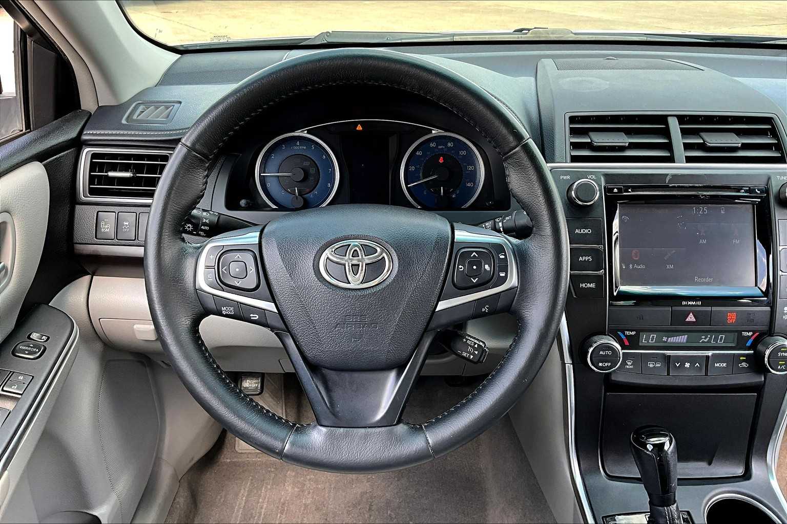 2016 Toyota Camry XLE photo 5