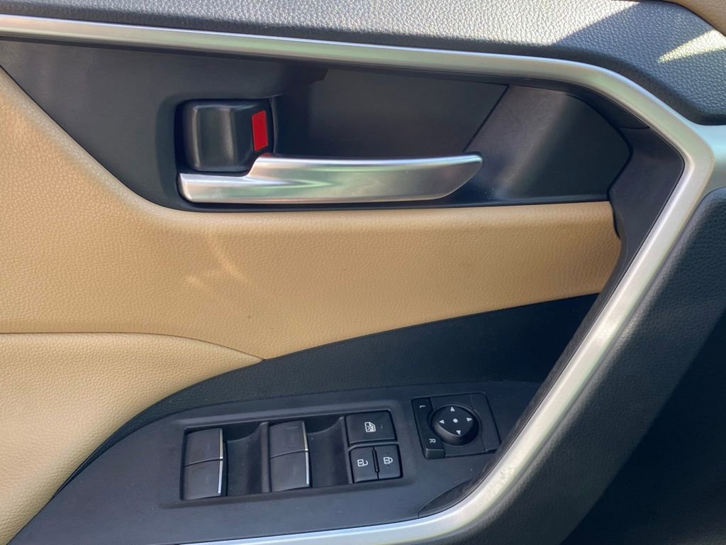 2022 Toyota RAV4 Hybrid XLE photo 16