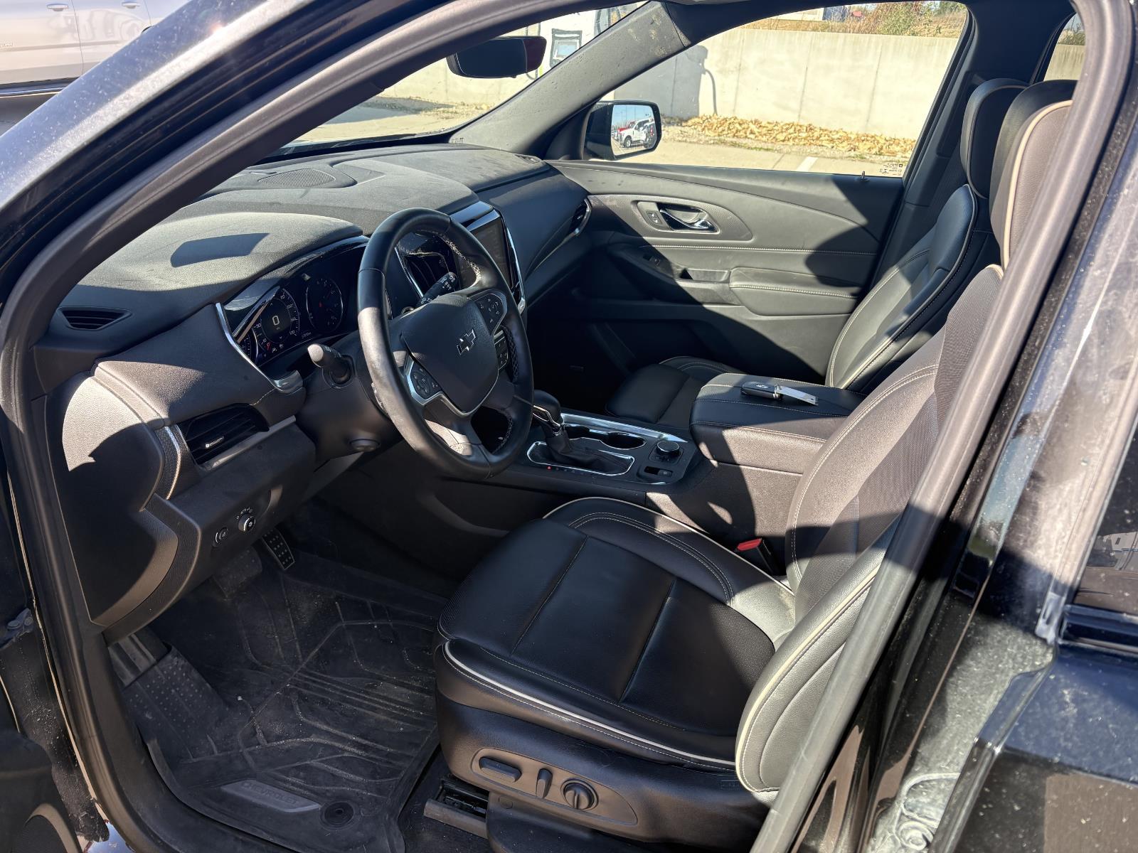 2023 Chevrolet Traverse Premier photo 2
