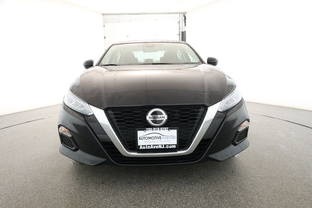 2022 Nissan Altima SV photo 2