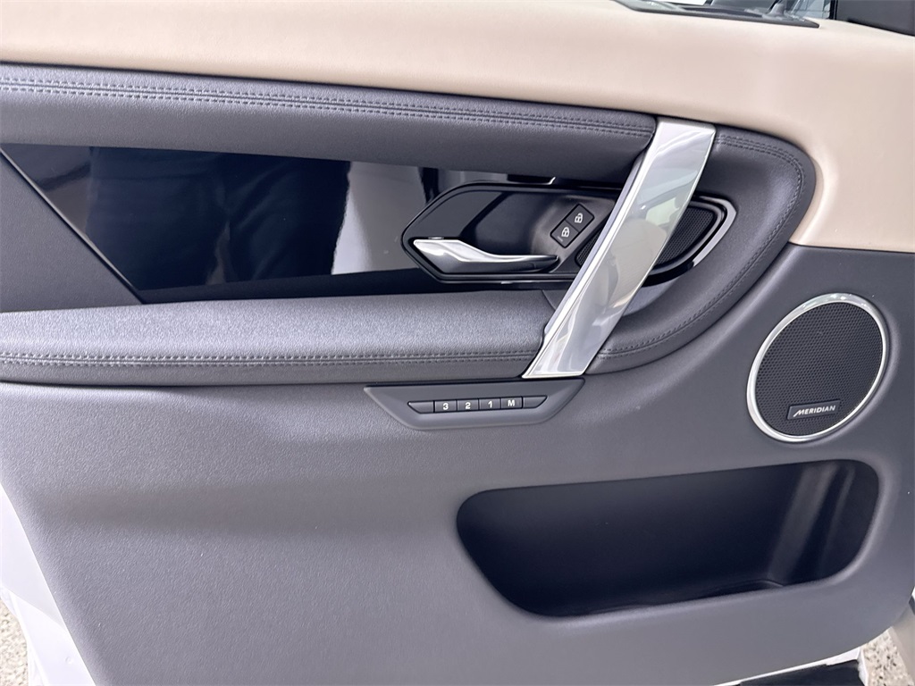 2025 Land Rover Discovery Sport S photo 12