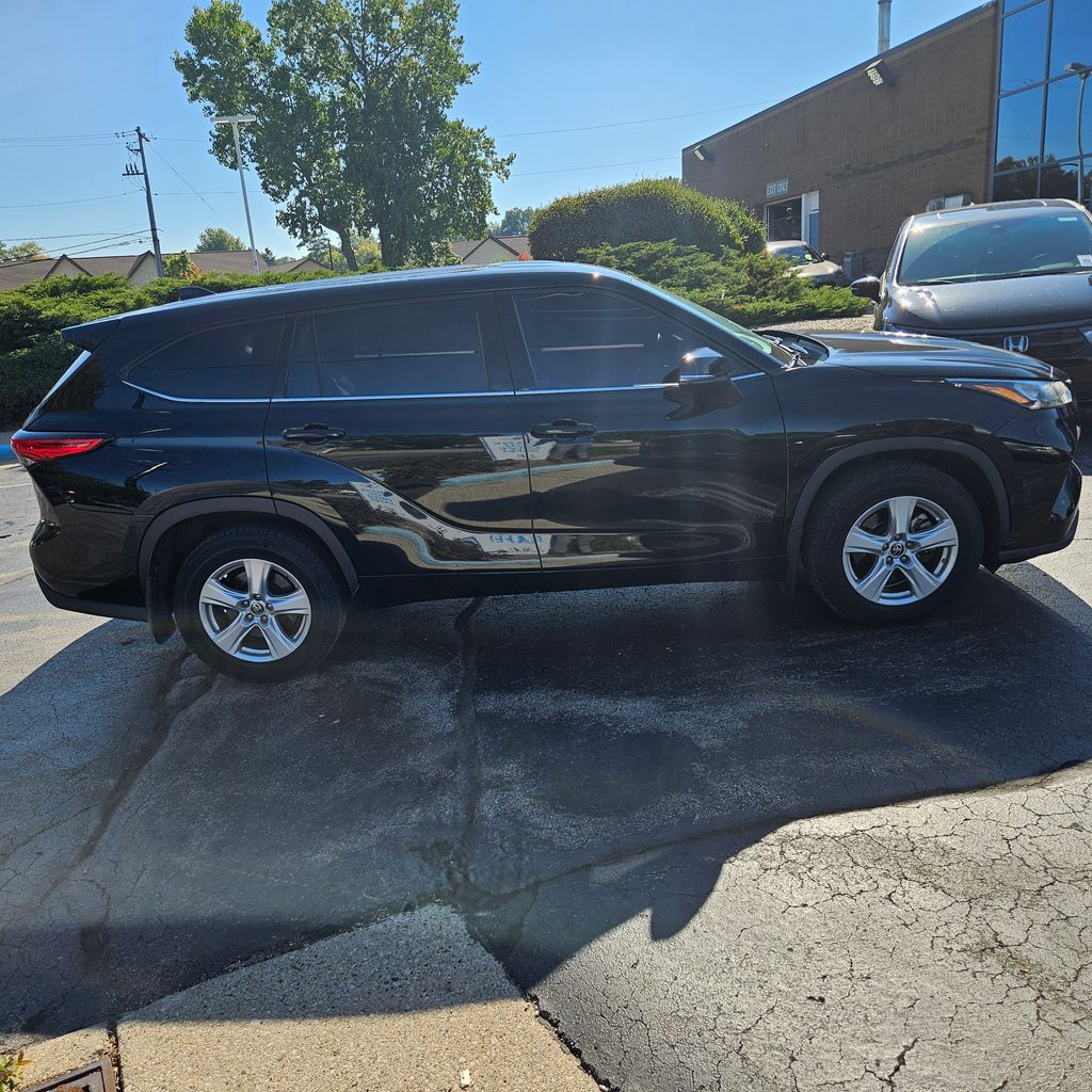 2020 Toyota Highlander LE photo 6