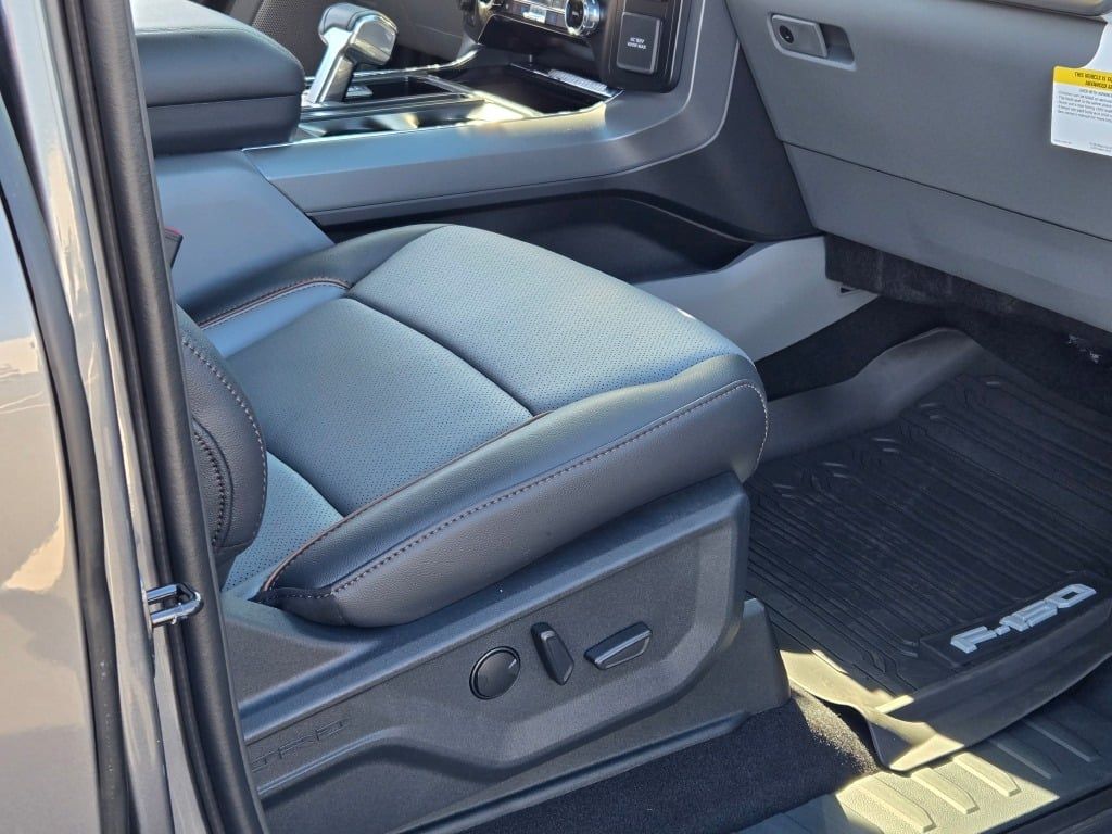 2025 Ford F-150 Lariat photo 6
