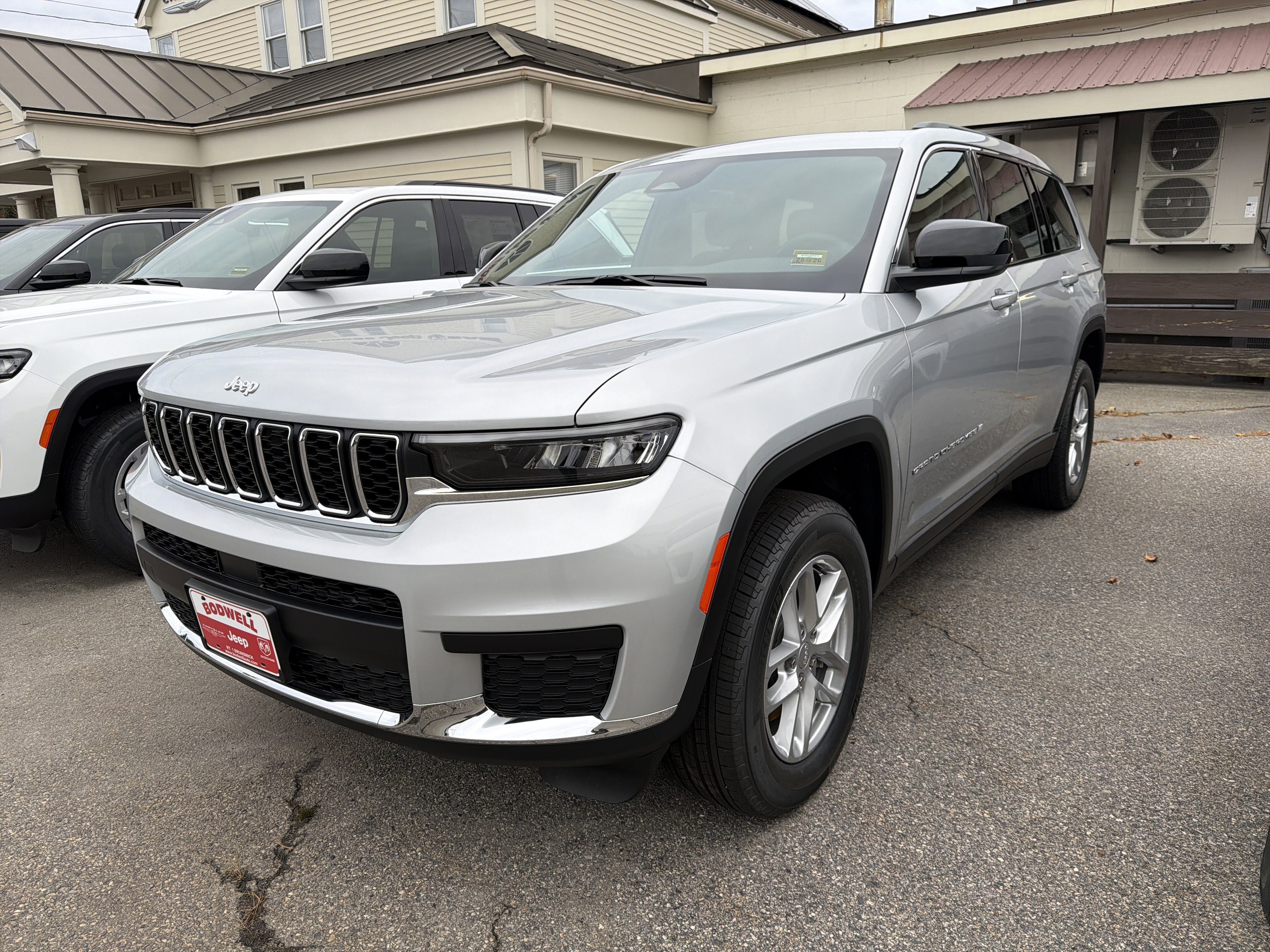 2025 Jeep Grand Cherokee L Laredo's photo
