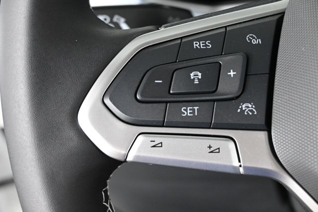 2025 Volkswagen Taos SE photo 9