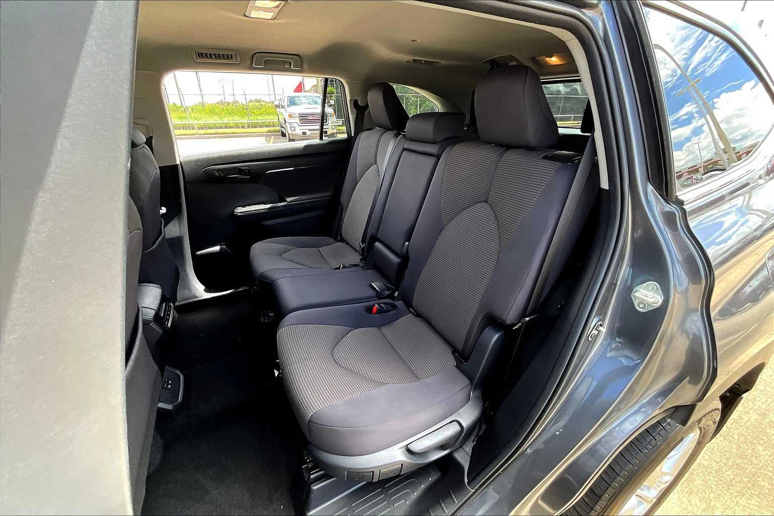 2024 Toyota Highlander LE photo 18
