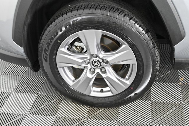 2025 Toyota RAV4 XLE photo 17