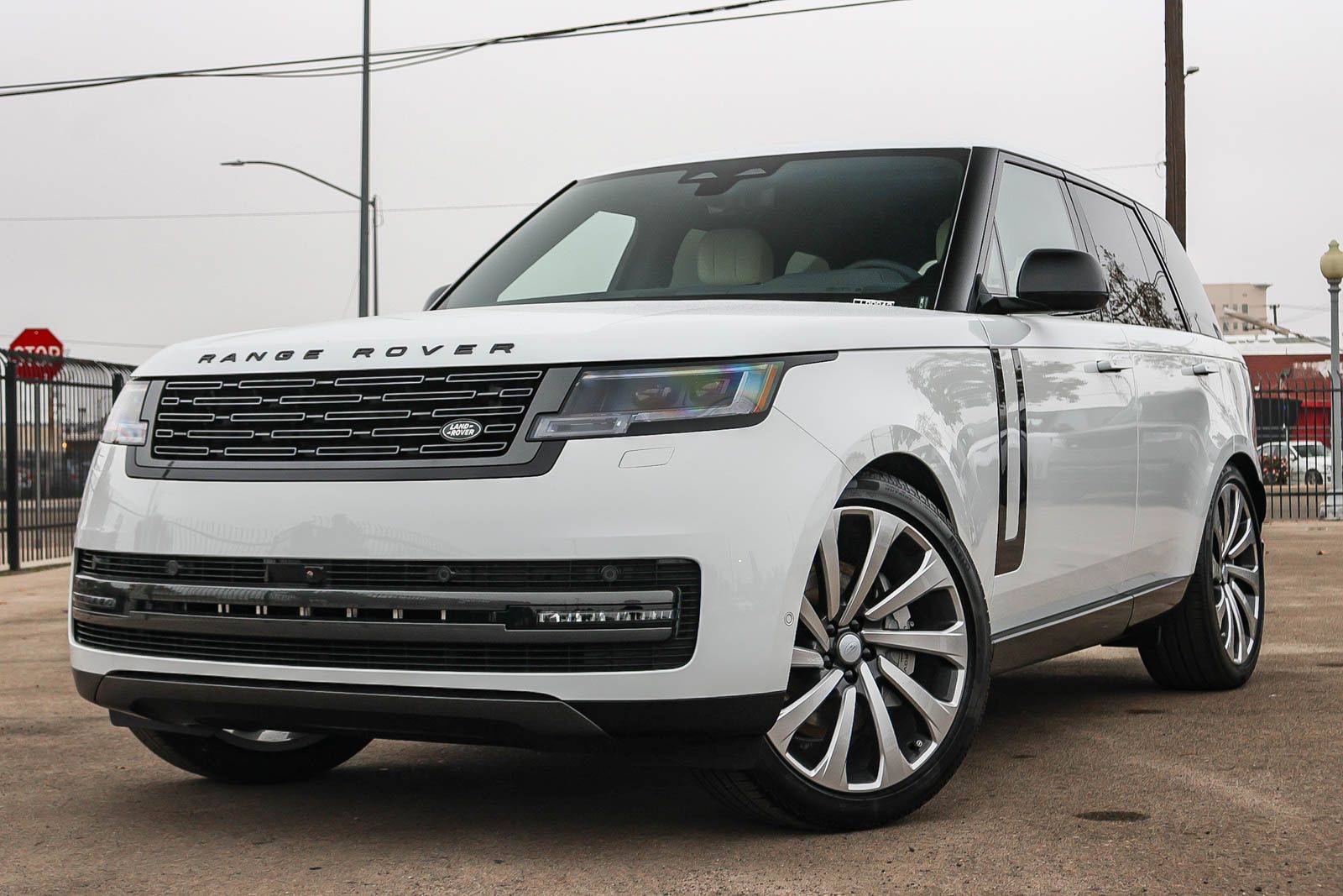 2025 Land Rover Range Rover SE's photo