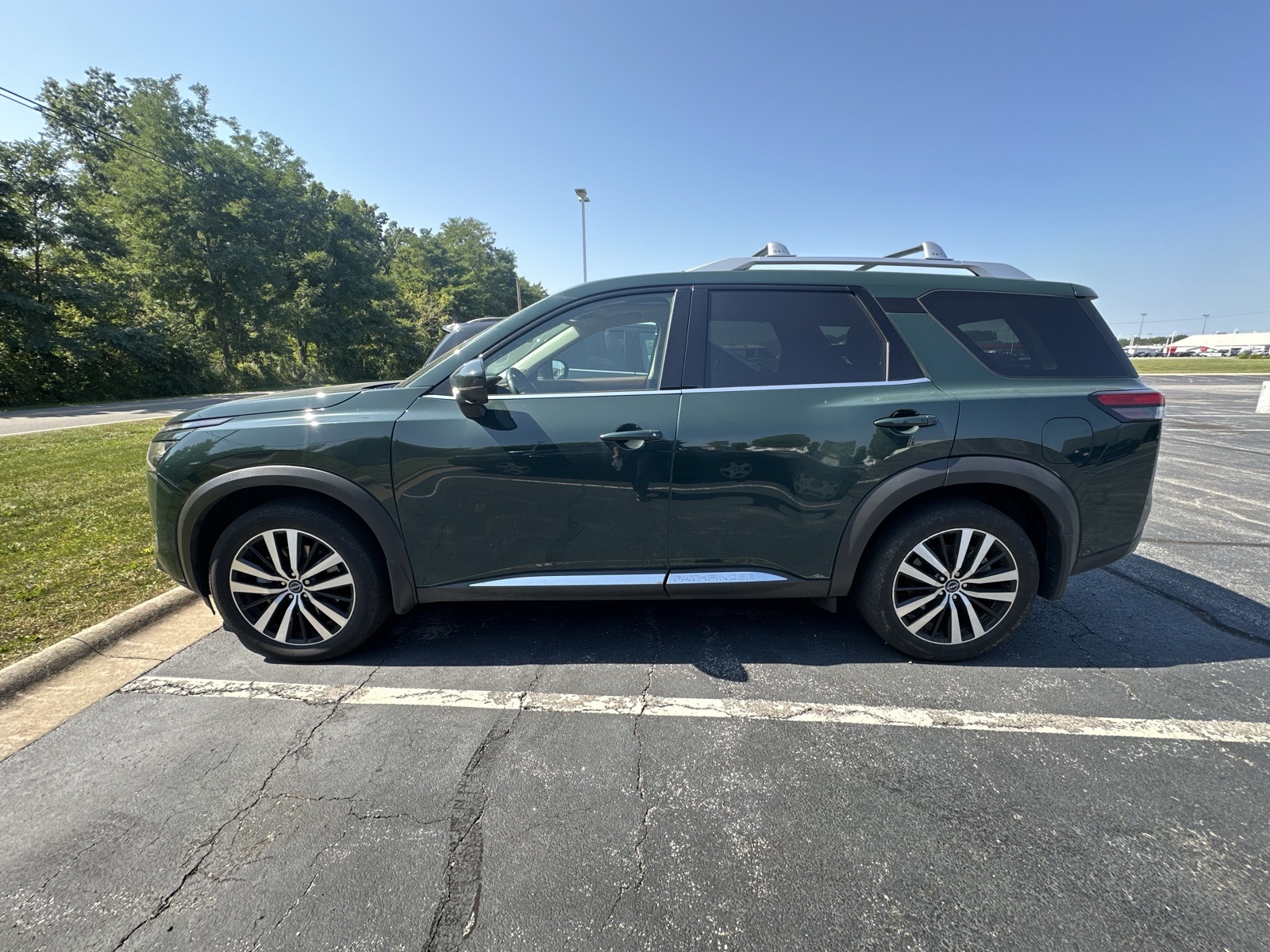 2023 Nissan Pathfinder Platinum photo 2