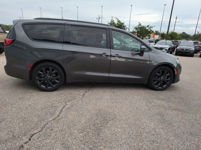 2020 Chrysler Pacifica Red photo 6