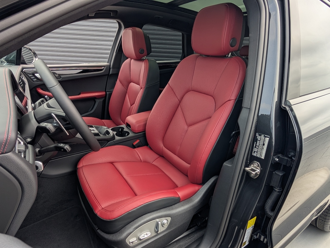 2025 Porsche Macan T photo 5