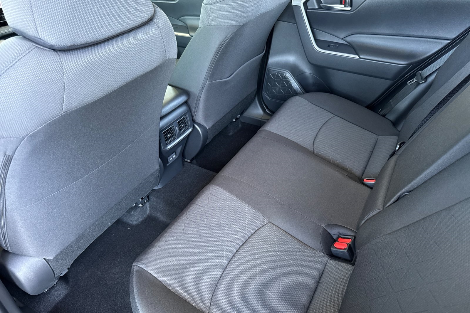 2025 Toyota RAV4 Hybrid XLE photo 4