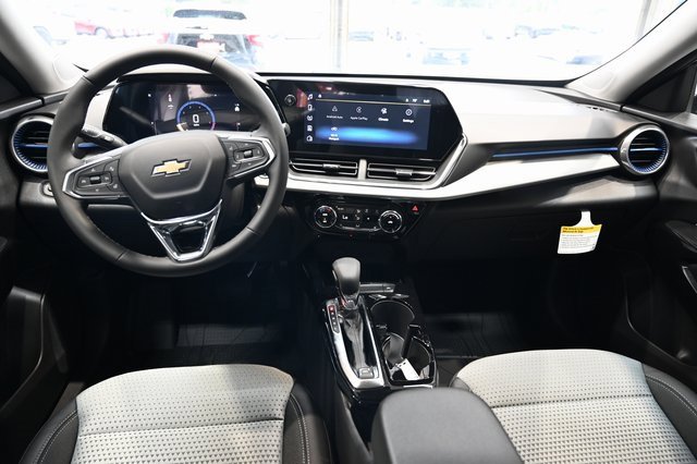 2025 Chevrolet Trax LT photo 12