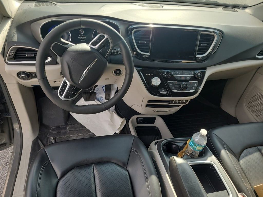 2023 Chrysler Pacifica Touring L photo 3
