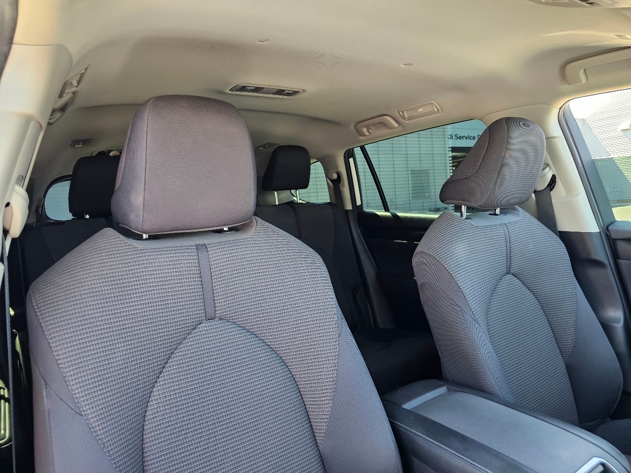 2022 Toyota Highlander LE photo 3