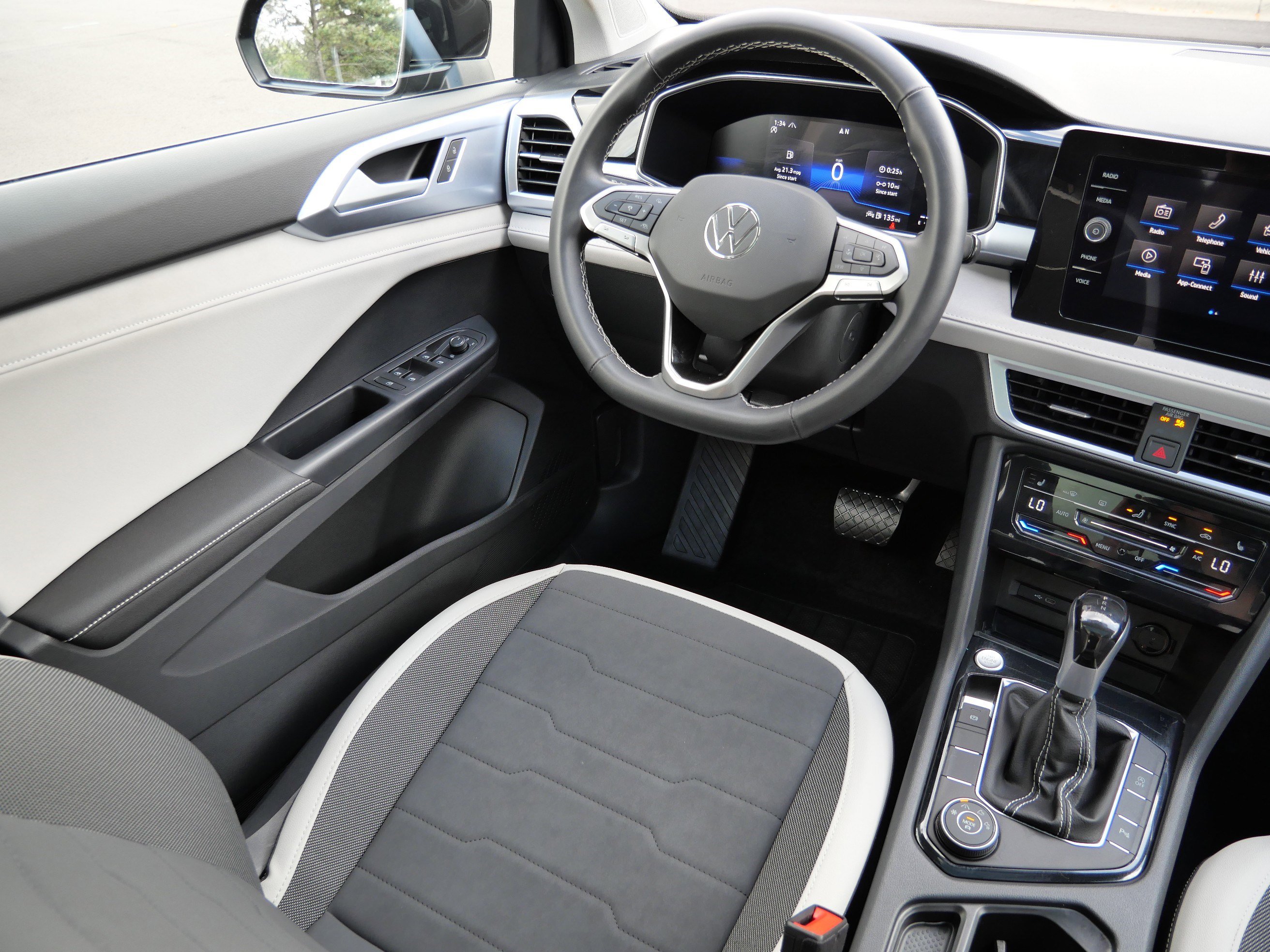 2025 Volkswagen Taos SE photo 7